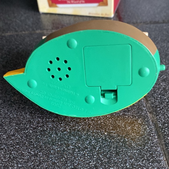 Hallmark Wizard of Iz Over the Rainbow Ornament 2005 - Picture 4 of 9